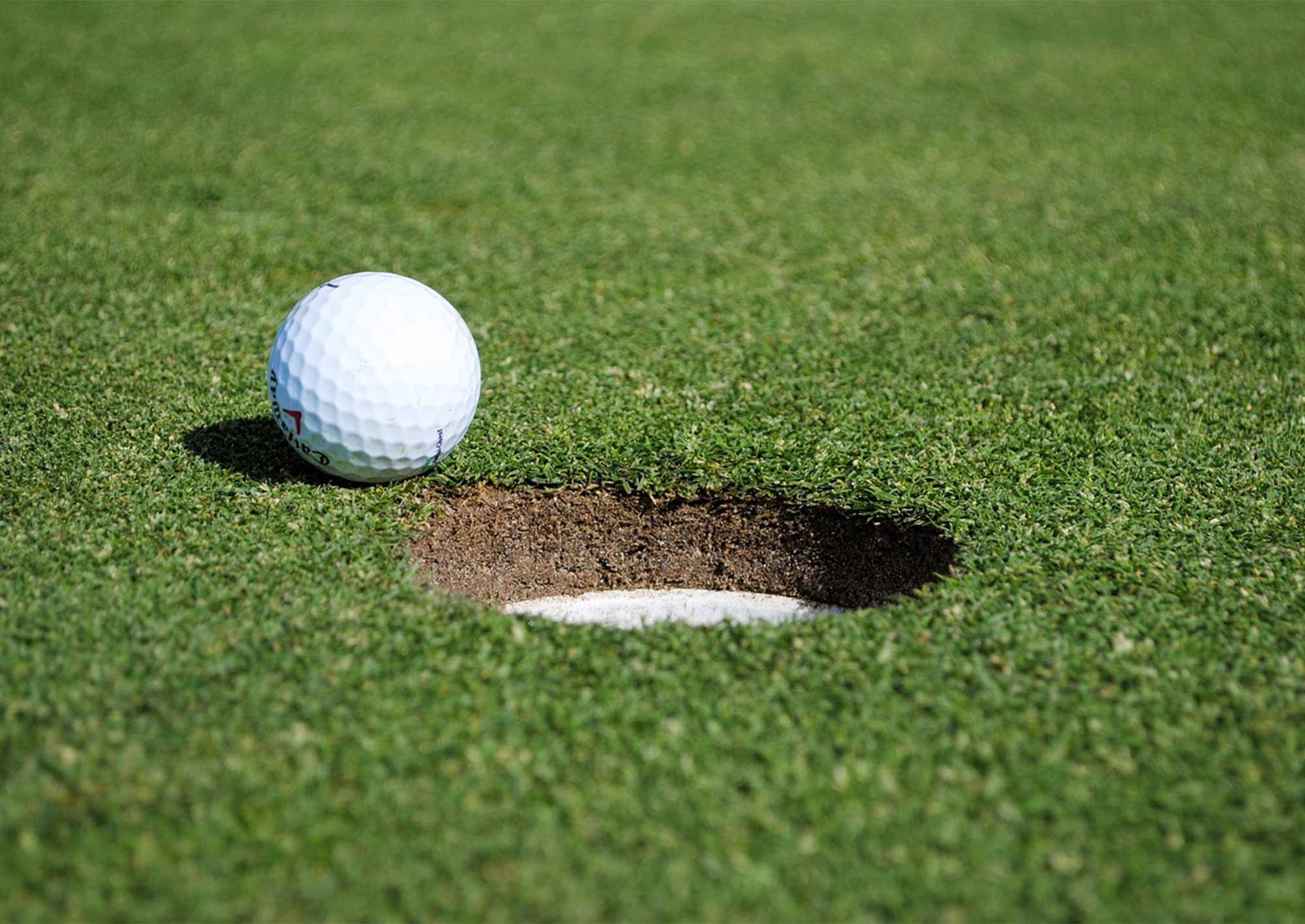 Golfboll på en golfbana